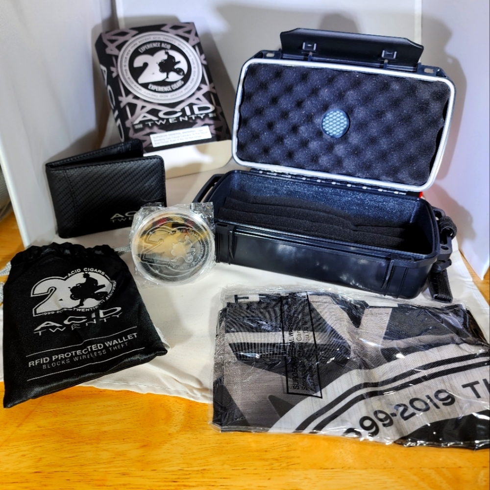 Drew Estate travel humidor with wallet. Coin and flag never used.